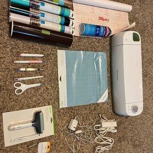 Cricut machine explore 1 - White and Green - With supplies